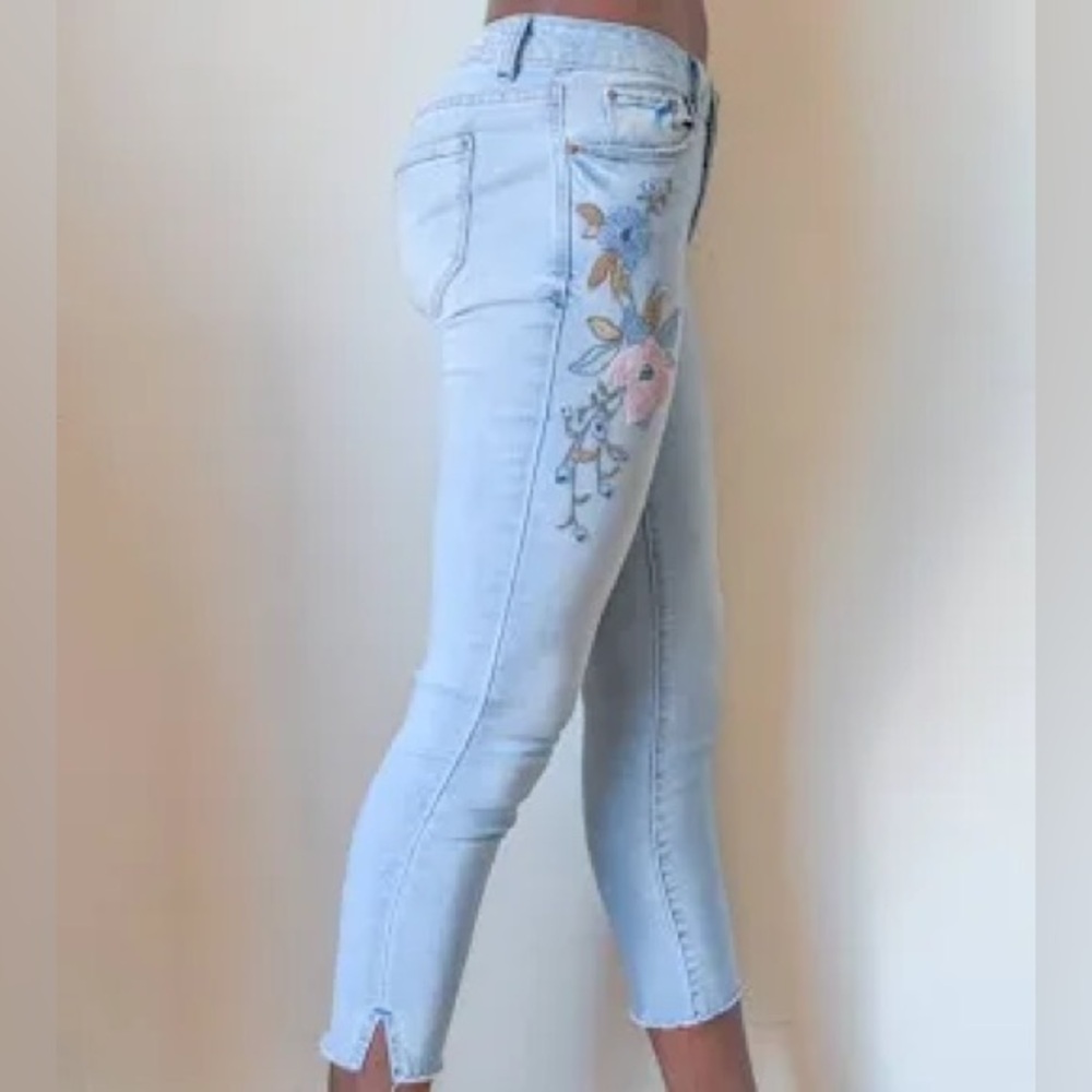 Kensie MidRise Crop Denim Jeans With Embroidered Flower Size 8/29 NWT